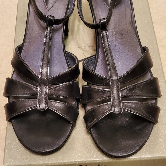 NWT Clarks Artisan Della Strap Black Sandal Stack Look Heel w/ Original Box - Picture 8 of 16